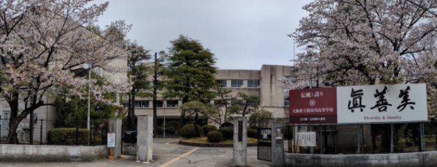 2025年正門と桜